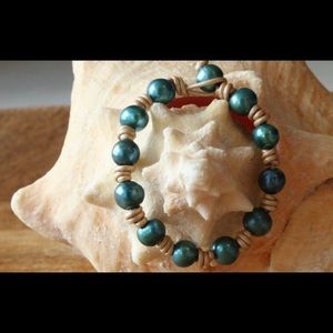 Real freshwater pearl bracelet with leather.